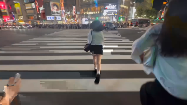 有片！台灣旅客大鬧日本澀谷坐斑馬線稱超好玩！台網民斥：不要丟台灣臉 