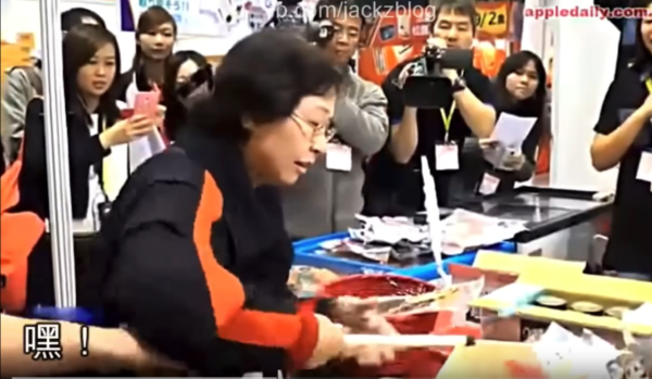 車cam直擊｜東隧烈火電單車特技表演 連環噴出火花似地盤燒焊 網民：放煙花咁