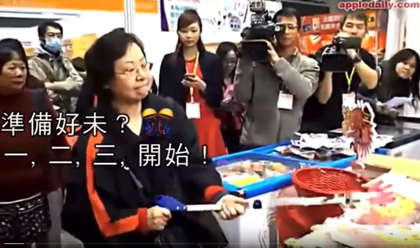 車cam直擊｜東隧烈火電單車特技表演 連環噴出火花似地盤燒焊 網民：放煙花咁