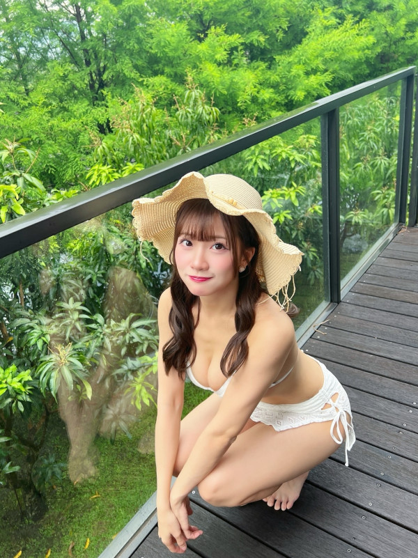 冼迪琦性感泳衣照正面大解放惹暴動！邪惡開大窿露深溝逼爆水泡極震撼