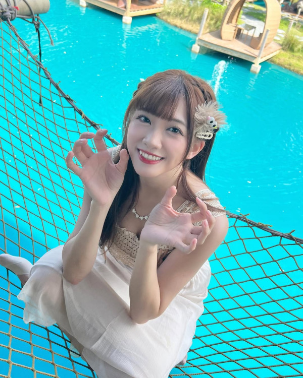 冼迪琦性感泳衣照正面大解放惹暴動！邪惡開大窿露深溝逼爆水泡極震撼