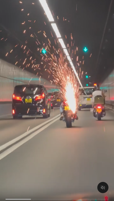 車cam直擊｜東隧烈火電單車特技表演 連環噴出火花似地盤燒焊 網民：放煙花咁