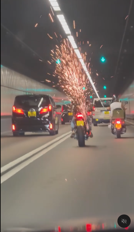 車cam直擊｜東隧烈火電單車特技表演 連環噴出火花似地盤燒焊 網民：放煙花咁