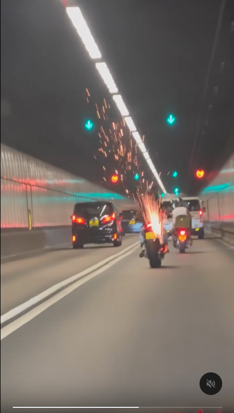 車cam直擊｜東隧烈火電單車特技表演 連環噴出火花似地盤燒焊 網民：放煙花咁