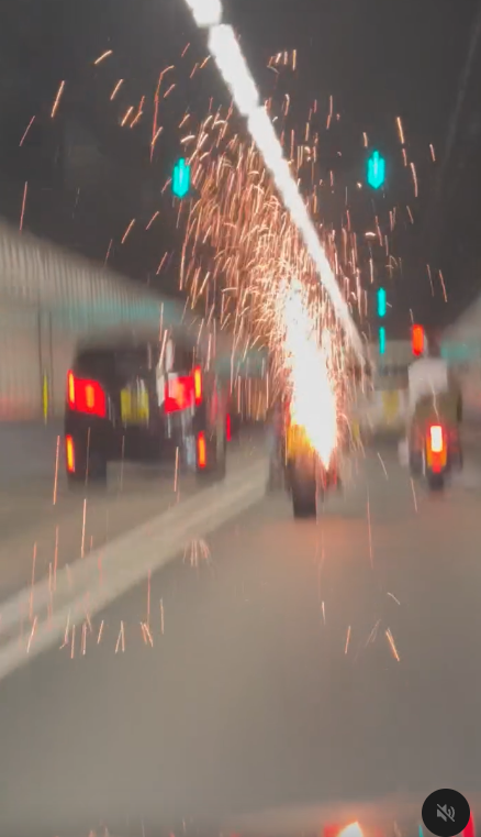 車cam直擊｜東隧烈火電單車特技表演 連環噴出火花似地盤燒焊 網民：放煙花咁