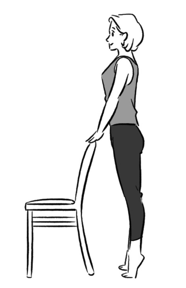 「踮腳」（Calf Raises）有助增強小腿肌肉，同時可改善淋巴和血液循環，建議重複20至30次為一組，共進行3組。（圖片來源︰《介護ポストセブン》）