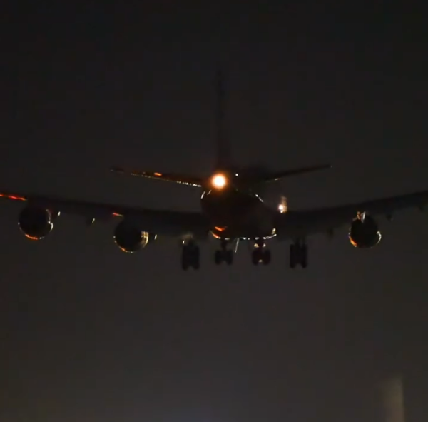 有片！暴雨飛機搖晃降落機翼觸地爆火花！攝影師意外拍攝到驚險一刻 