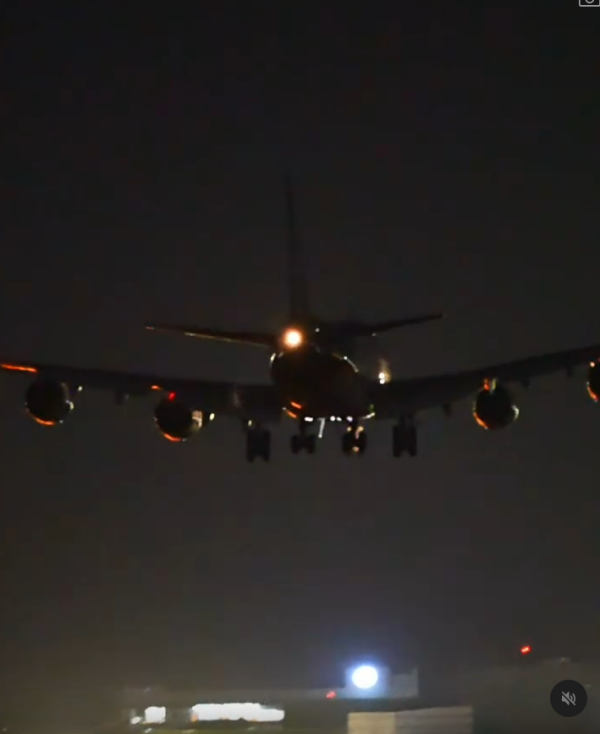 有片！暴雨飛機搖晃降落機翼觸地爆火花！攝影師意外拍攝到驚險一刻 