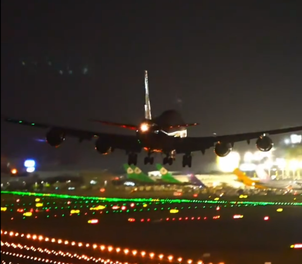 有片！暴雨飛機搖晃降落機翼觸地爆火花！攝影師意外拍攝到驚險一刻 