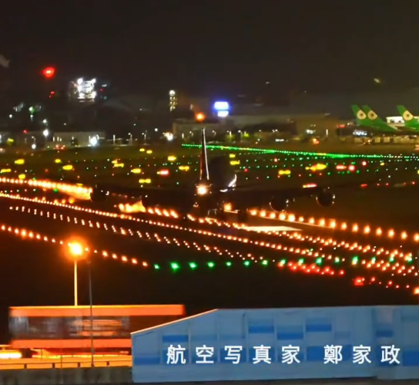 有片！暴雨飛機搖晃降落機翼觸地爆火花！攝影師意外拍攝到驚險一刻 