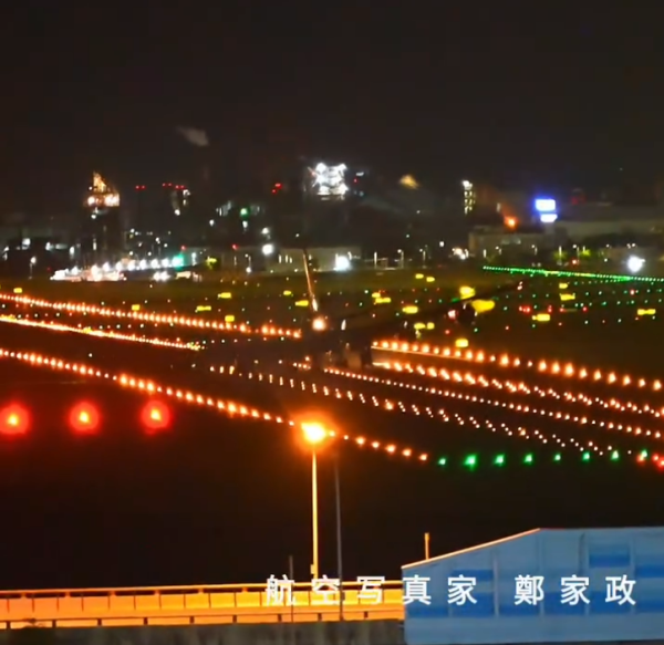 有片！暴雨飛機搖晃降落機翼觸地爆火花！攝影師意外拍攝到驚險一刻 