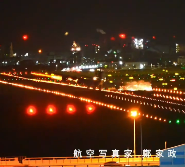 有片！暴雨飛機搖晃降落機翼觸地爆火花！攝影師意外拍攝到驚險一刻 