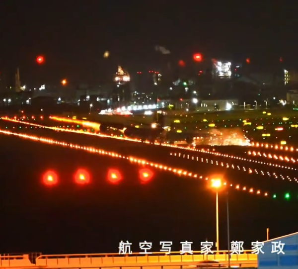 有片！暴雨飛機搖晃降落機翼觸地爆火花！攝影師意外拍攝到驚險一刻 