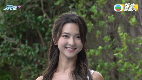  香港小姐2025｜14位佳麗泳衣宣傳照大公開！大熱9號陳詠詩fit爆晒超強腹肌