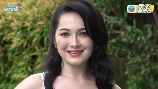  香港小姐2025｜14位佳麗泳衣宣傳照大公開！大熱9號陳詠詩fit爆晒超強腹肌