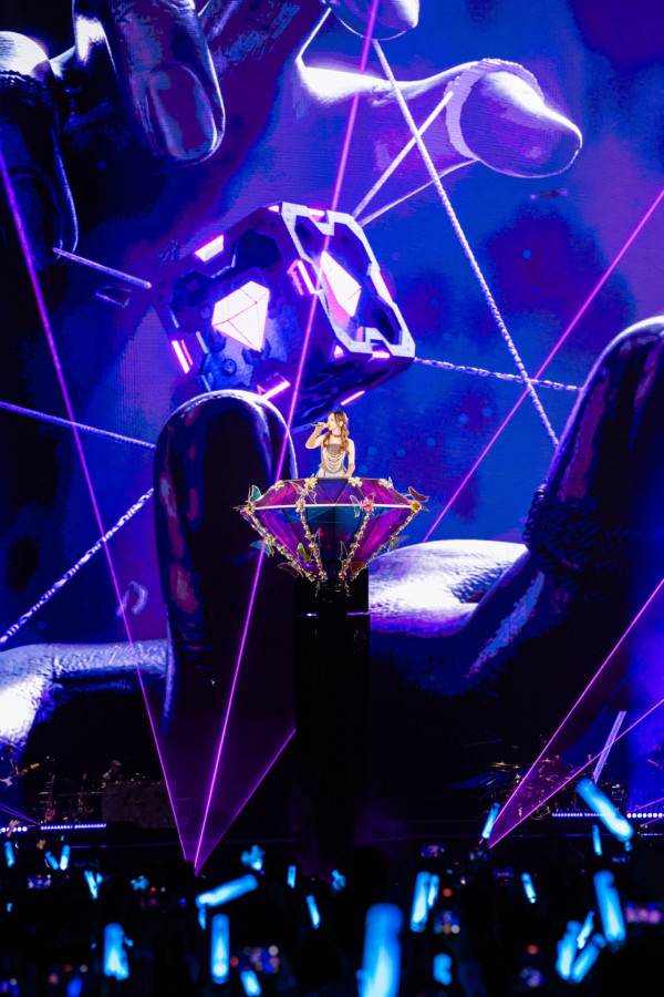 GEM演唱會2025｜鄧紫棋啟德主場館頭場憶起舊時感觸落淚 高呼：「香港！好勁呀！」