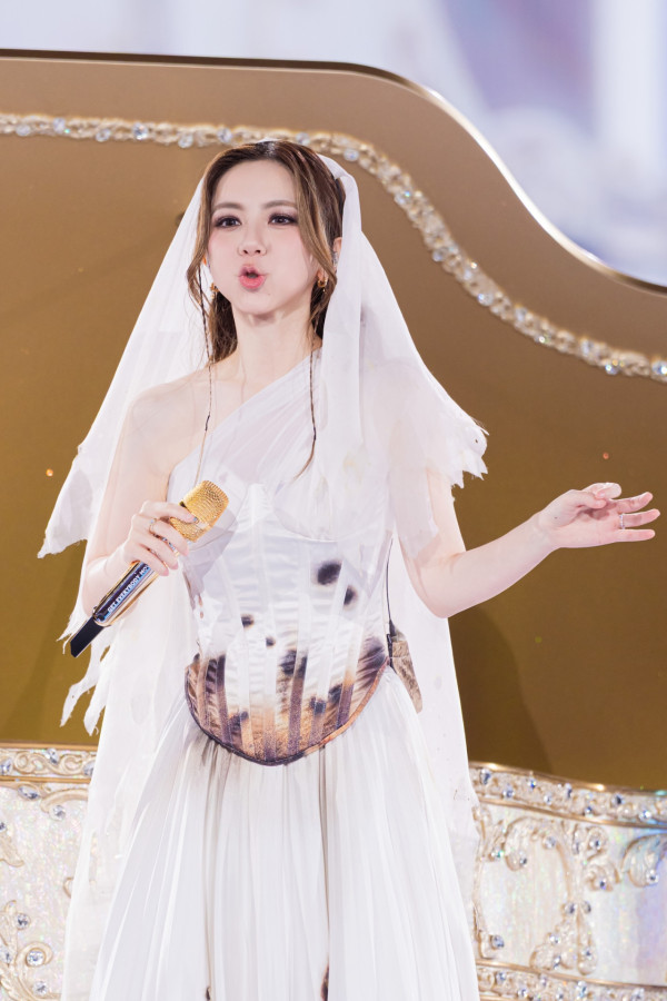 GEM演唱會2025｜鄧紫棋啟德主場館頭場憶起舊時感觸落淚 高呼：「香港！好勁呀！」