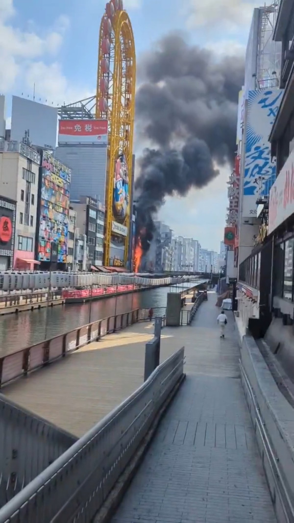 大阪地標道頓堀發生大火濃煙密佈多人不適 兩名消防員殉職 