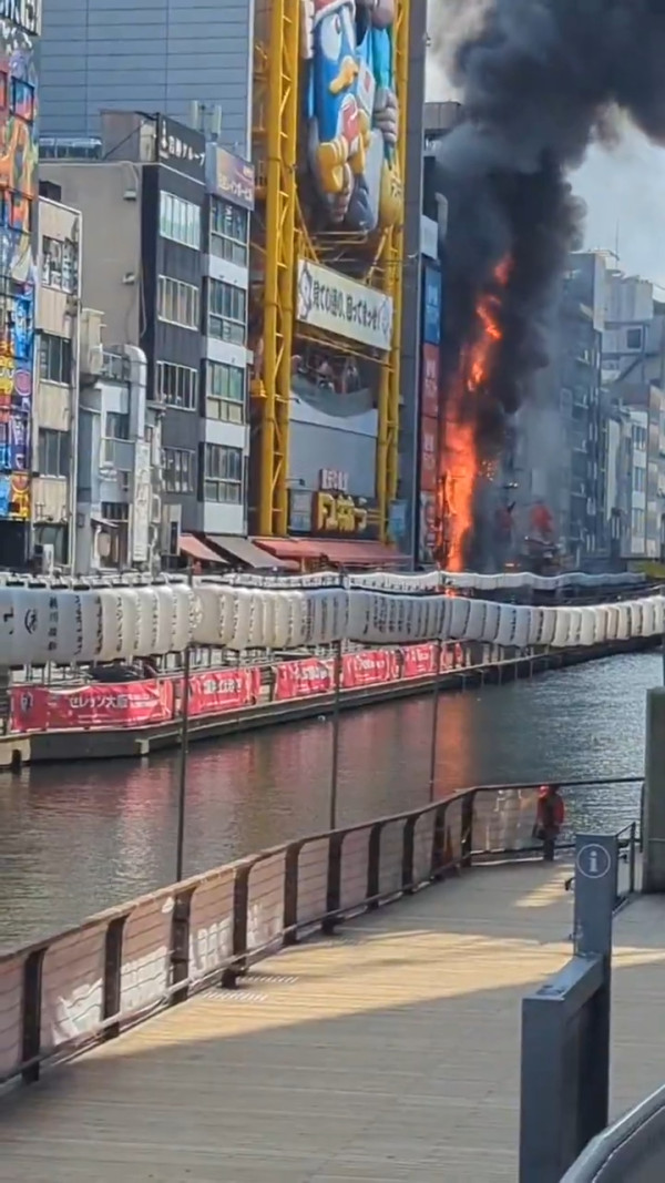 大阪地標道頓堀發生大火濃煙密佈多人不適 兩名消防員殉職 