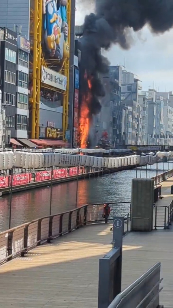 大阪地標道頓堀發生大火濃煙密佈多人不適 兩名消防員殉職 