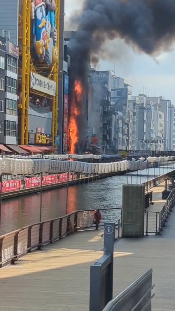 大阪地標道頓堀發生大火濃煙密佈多人不適 兩名消防員殉職 