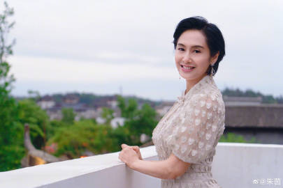 被網民大讚靚女（圖片來源：微博@朱茵）