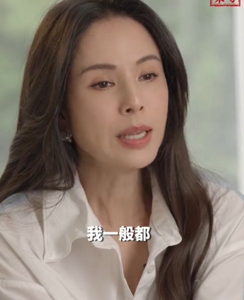 泰國過關被懷疑護照做假？！（圖片來源：微博@南方週末)