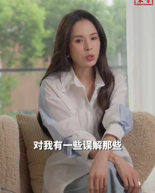 泰國過關被懷疑護照做假？！（圖片來源：微博@南方週末)