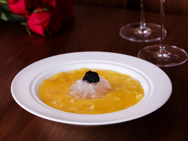 尖沙咀海景中菜廳「黑魚子海鮮8道菜」 魚子焗蟹蓋／香蔥蟶子／蒸龍蝦鉗