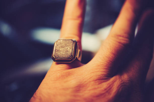 男女防小人戒指戴法