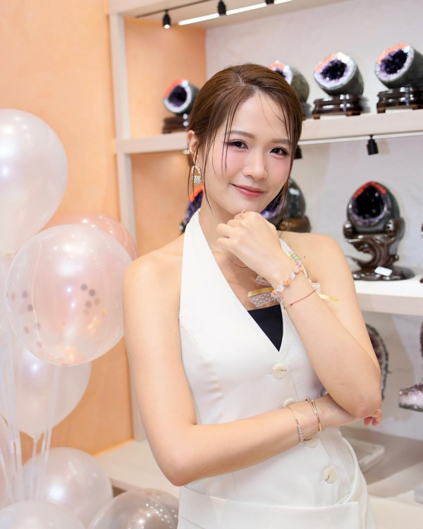 梁敏巧快餐店制服打工舊照曝光！自爆曾被變態男同事性騷擾︰偷𥄫我換衫
