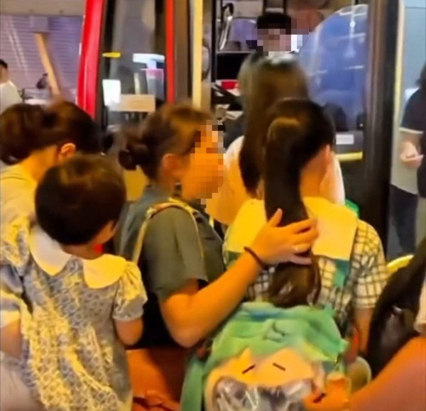 巴士大叔「好心」讓內地女打尖！引來一連串人插隊捱轟！網民斥唔守規矩