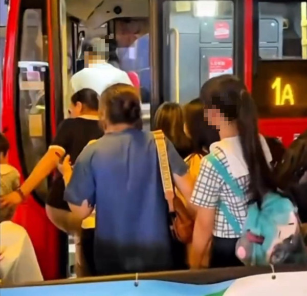 巴士大叔「好心」讓內地女打尖！引來一連串人插隊捱轟！網民斥唔守規矩