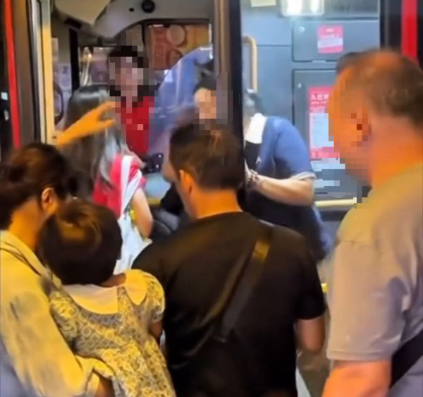 巴士大叔「好心」讓內地女打尖！引來一連串人插隊捱轟！網民斥唔守規矩