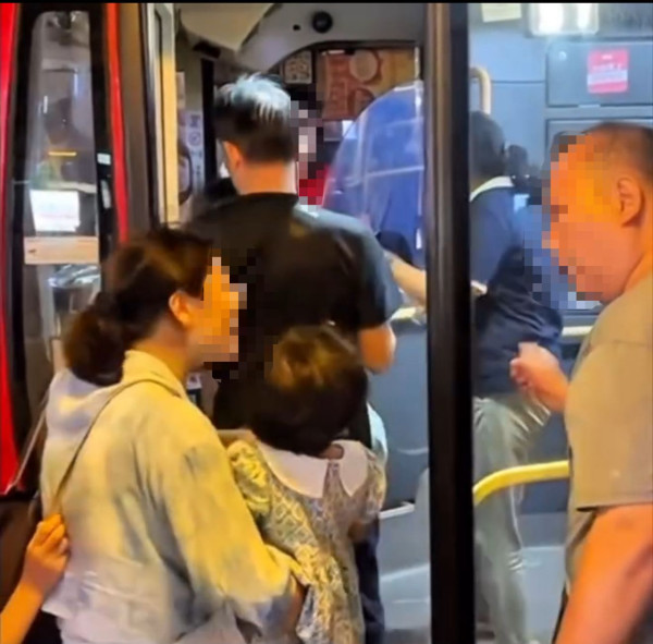 巴士大叔「好心」讓內地女打尖！引來一連串人插隊捱轟！網民斥唔守規矩