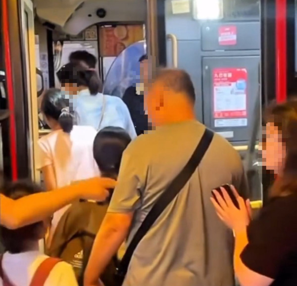 巴士大叔「好心」讓內地女打尖！引來一連串人插隊捱轟！網民斥唔守規矩