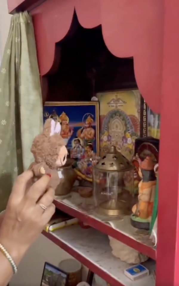 網片瘋傳 女子誤信Labubu為中國神明 擺神壇、獻供品供奉