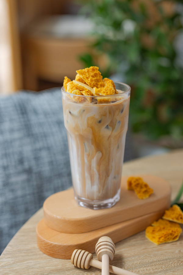 HeSheEat推出夏日消暑甜點+特飲 開心果燕麥奶咖啡/青檸咖啡/牛乳白桃刨冰