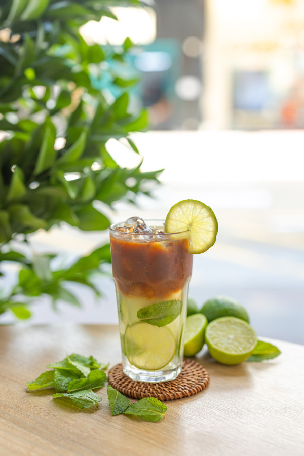 HeSheEat推出夏日消暑甜點+特飲 開心果燕麥奶咖啡/青檸咖啡/牛乳白桃刨冰