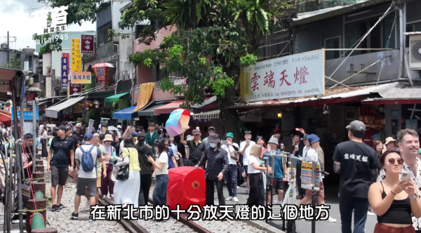 台灣夫婦十分路軌放天燈遭罰款五位數!原來行入鐵軌都犯法?