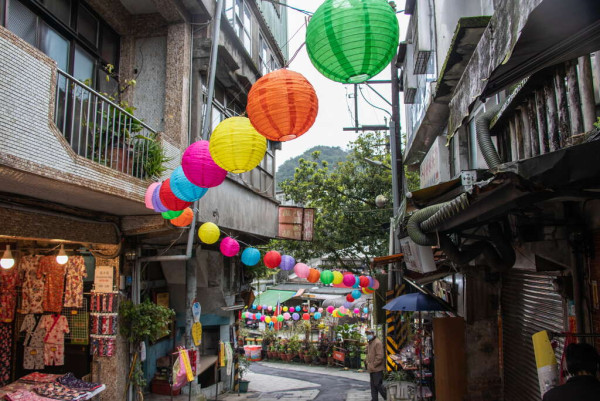 台灣夫婦十分路軌放天燈遭罰款五位數!原來行入鐵軌都犯法?