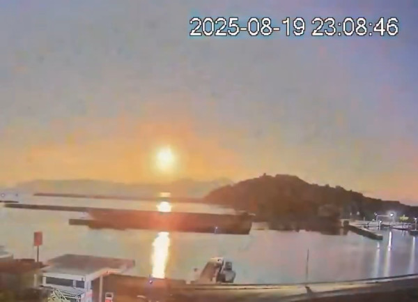 有片|鹿兒島驚現極罕見隕石劃破天際 光芒瞬間照亮夜空 彷如《你的名字》場景