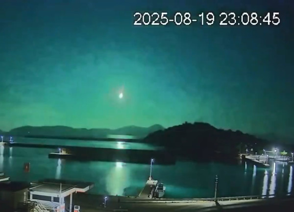 有片|鹿兒島驚現極罕見隕石劃破天際 光芒瞬間照亮夜空 彷如《你的名字》場景