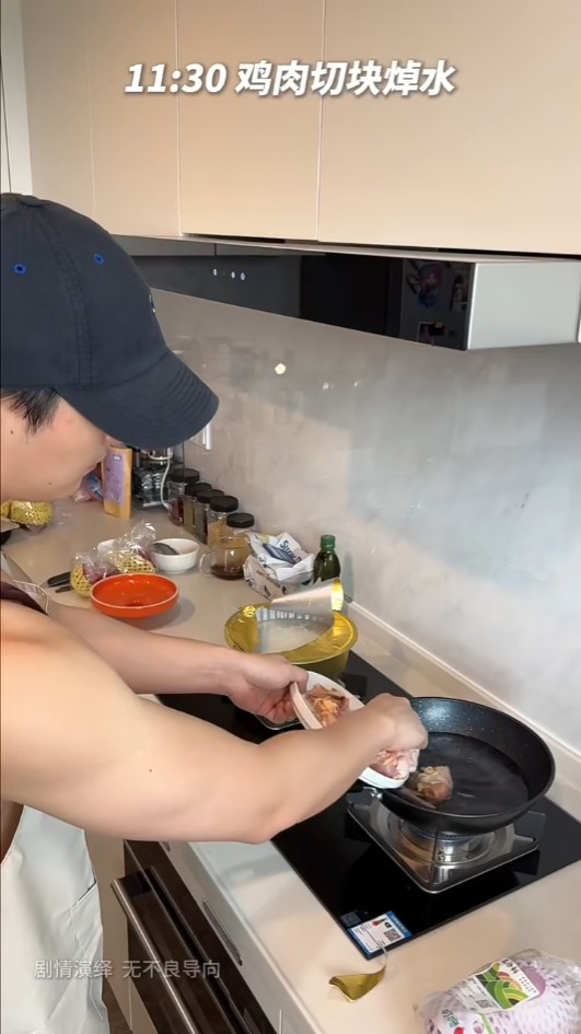 56歲郭少芸叫半裸猛男上門煮飯開餐 極猴擒狂摸肌肉藏不住真實表情反應