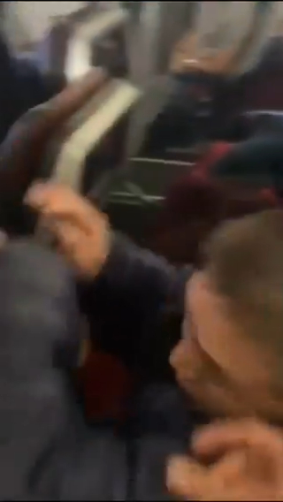 有片｜疑中國籍機艙老鼠偷行李斷正 遭當面對質 物主激動揮拳教訓 