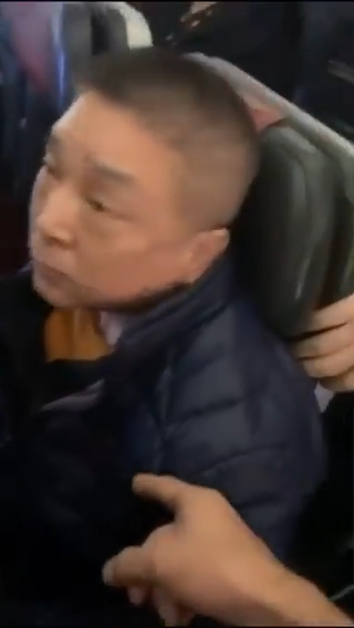 有片｜疑中國籍機艙老鼠偷行李斷正 遭當面對質 物主激動揮拳教訓 
