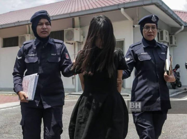 內地女大馬機場襲擊罪成被判囚！扯頭巾撞枱女移民官受傷 