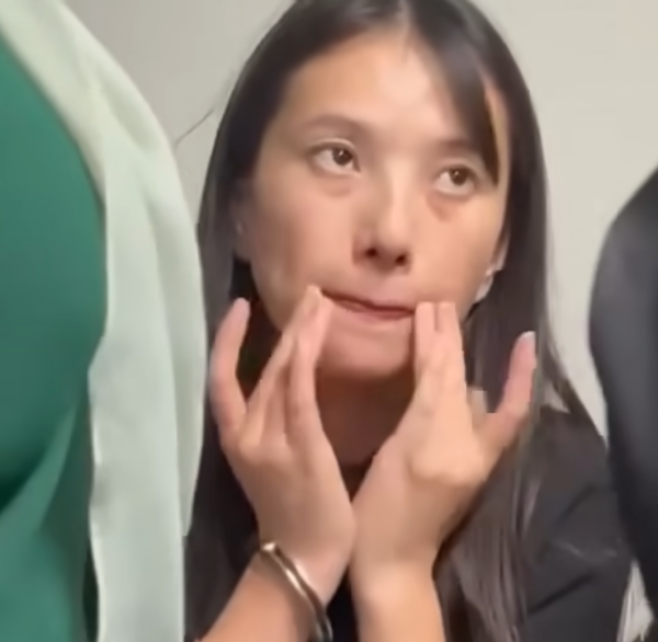 內地女大馬機場襲擊罪成被判囚！扯頭巾撞枱女移民官受傷 