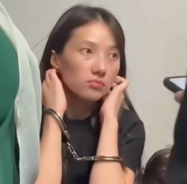 內地女大馬機場襲擊罪成被判囚！扯頭巾撞枱女移民官受傷 