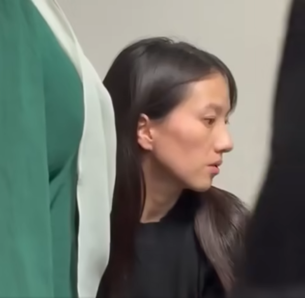 內地女大馬機場襲擊罪成被判囚！扯頭巾撞枱女移民官受傷 